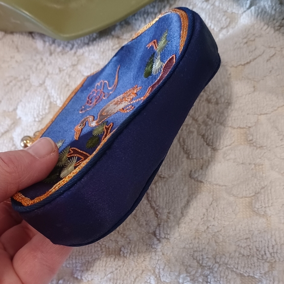 Embroidered Vintage Kiss Lock Coin Purse - Picture 5 of 7